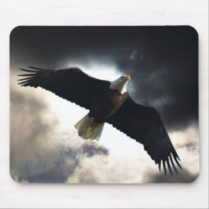 Alfombrilla De Ratón Águila calva volando y nubes de tormenta