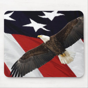 Alfombrilla De Ratón Águila en vuelo por la bandera estadounidense