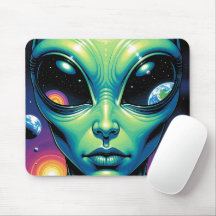 Alien Face con planetas reflexiones en los ojos