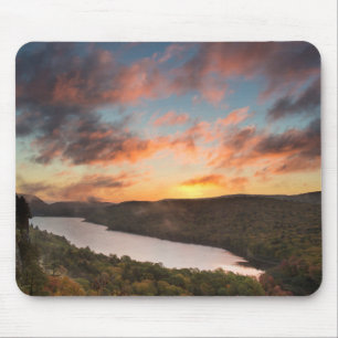Alfombrilla De Ratón Amanecer Vivo Sobre El Lago De Las Nubes En Otoño