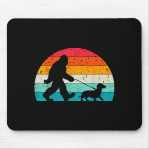 Alfombrilla De Ratón Amante Retro Sasquatch Doxie Perro Wiener Caminant