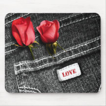 Amor. Rosas rojas y regalo El día de San Valentín