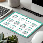 Alfombrilla De Ratón Año completo 2025 Calendario Wavy Emerald Green<br><div class="desc">Morado, negro y blanco: un Mousepad de calendario mínimo y básico de 12 meses de 2025 con un fondo blanco limpio, un elegante borde ondulado verde esmeralda y un elegante acento negro. Este diseño ofrece un aspecto moderno perfecto para su oficina en casa, un regalo sencillo y reflexivo para un...</div>