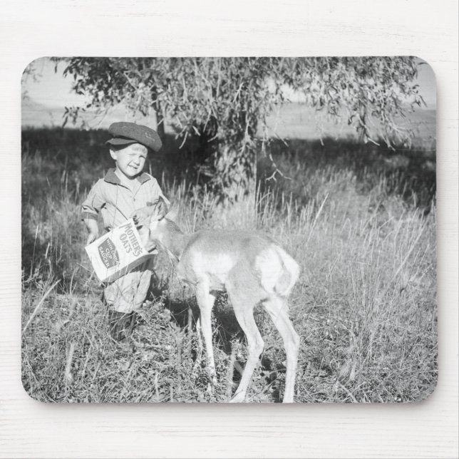 Alfombrilla De Ratón Antílope de alimentación del muchacho a mano (Frente)
