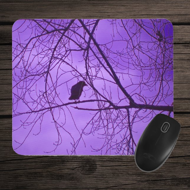 Alfombrilla De Ratón Árbol de cuerdas negras ramifica cielo morado (Single black crow in barren black trees against purple sky on mousepad.)