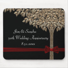 Árbol de oro con la cinta y el arco rojos