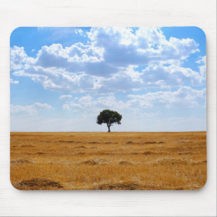 Alfombrilla De Ratón Árbol en un campo de trigo cosechado