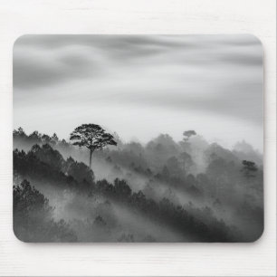 Alfombrilla De Ratón Árbol grande en bosque del pino en la niebla