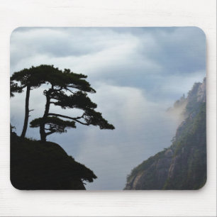 Alfombrilla De Ratón Árbol silueteado al amanecer, Montaña Amarilla,
