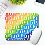 Alfombrilla De Ratón Arcoiris El Orgullo LGBT Amor Es Amor<br><div class="desc">Esta colorida alfombra de escritorio está decorada con un fondo de color arcoiris y un patrón de amor es amor en una tipografía blanca elegante.</div>