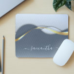 Alfombrilla De Ratón Aspecto 3D metalizado Caligrafía Ola de Monograma<br><div class="desc">Este diseño puede ser personalizado en el área proporcionada cambiando la foto y/o el texto. O puede personalizarse haciendo clic en Personalizar esta plantilla y, a continuación, eligiendo la opción de hacer clic en el personalizar y eliminando o cambiando el color del fondo, agregando texto, cambiando el color o estilo...</div>