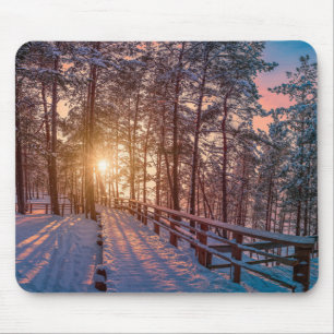 Alfombrilla De Ratón Atardecer en un bosque de pinos nevado con rayos s