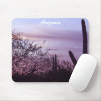Atardecer morado de Arizona y Saguaros Mousepad