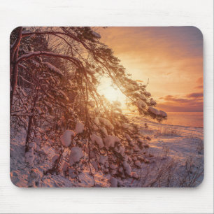 Alfombrilla De Ratón Atardecer sobre el mar y el pino nevado