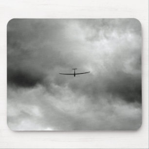 Alfombrilla De Ratón Avispado volando en el cielo gris