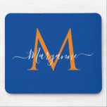 Alfombrilla De Ratón Azul monograma personalizado naranja y azul<br><div class="desc">Este mousepad presenta un elegante tipo de letra monograma en blanco con su nombre puesto en la tipografía de escritura moderna. Cuando introduzca el nombre,  deje los dos cuadros de ambos lados del nombre para mantener la función de diseño. Esta almohada es parte de nuestra serie de monogramas.</div>