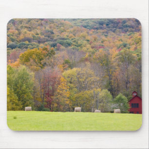 Alfombrilla De Ratón Balas y follaje de otoño de heno, en una granja