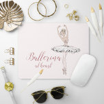 Alfombrilla De Ratón Ballerina en Heart Quote Simple Purpurina Rosa Rub<br><div class="desc">Este lindo diseño de almohadillas para ratones de niñas presenta una bailarina purpurina con la cita "Ballerina en el corazón" en la tipografía de escritura de cinta rosa bonito en un fondo rosa rubor. Copyright Anastasia Designs,  todos los derechos reservados.</div>