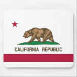 Alfombrilla De Ratón Bandera estatal de California<br><div class="desc">Este diseño presenta la bandera del estado de California en Estados Unidos, uno de los estados más poblados y ricos del país. A menudo se le conoce como la Bandera del Oso, y se basa en una bandera que fue ondeada por primera vez durante la Revuelta de la Bandera del...</div>