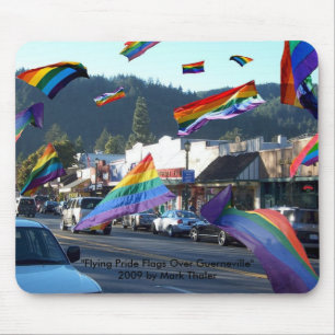 Alfombrilla De Ratón "Banderas del orgullo del vuelo sobre Guerneville"