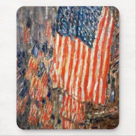 Alfombrilla De Ratón Banderas en el Waldorf de Childe Hassam. Bella Art