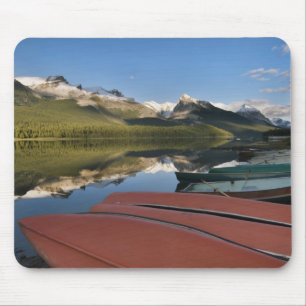 Alfombrilla De Ratón Barcas aparcadas en la orilla del lago Maligne,
