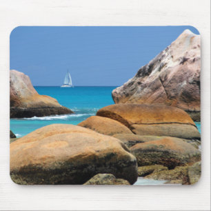 Alfombrilla De Ratón Barco de vela que pasa por la playa