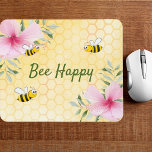 Alfombrilla De Ratón Bee Happy bumble abejas amarilla honeycomb floral<br><div class="desc">Fondo amarillo y blanco con un patrón de peine de miel. Decorada con flores tropicales rosas,  hibiscos y abejas felices con burbujas. El texto: Bee Happy en el guión de estilo con letras de color verde. ¡Perfecto para su espacio de trabajo en casa en verano,  oficina!</div>