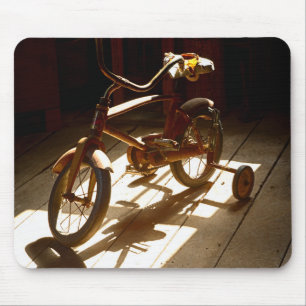 Alfombrilla De Ratón Bicicleta de niño en el antiguo molino de grano