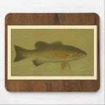Alfombrilla De Ratón Black Bass en un fondo verde<br><div class="desc">Esta pieza de armazón gustará a cualquier aficionado al pescado. El cuadro representa una lubina negra nadando en aguas verdes. En esta imagen,  los bordes marrones la convierten en la pieza de arte decorativa perfecta.</div>