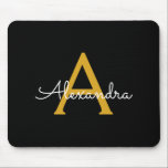 Alfombrilla De Ratón Black Gold Girly Script Monograma Nombre moderno<br><div class="desc">Monograma dorado y negro Añadir su propio nombre Mousepad (almohadilla del ratón). Esto hace que el dulce perfecto cumpleaños 16,  boda,  ducha de novia,  aniversario,  ducha de bebé o fiesta de soltera sea regalo para alguien que ama el lujo glam y los estilos de moda.</div>