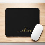 Alfombrilla De Ratón Black Gold Girly Script Monograma Nombre moderno<br><div class="desc">Monograma dorado y negro Añadir su propio nombre Mousepad (almohadilla del ratón). Esto hace que el dulce perfecto cumpleaños 16,  boda,  ducha de novia,  aniversario,  ducha de bebé o fiesta de soltera sea regalo para alguien que ama el lujo glam y los estilos de moda.</div>