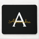 Alfombrilla De Ratón Black Gold Girly Script Monograma Nombre moderno<br><div class="desc">Monograma dorado y negro Añadir su propio nombre Mousepad (almohadilla del ratón). Esto hace que el dulce perfecto cumpleaños 16,  boda,  ducha de novia,  aniversario,  ducha de bebé o fiesta de soltera sea regalo para alguien que ama el lujo glam y los estilos de moda.</div>