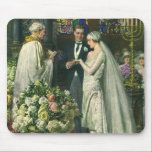 Alfombrilla De Ratón Boda de cosecha, novia y novio con Menorah<br><div class="desc">Imagen de la ceremonia del amor al ilustracion vintage y boda romántico que presenta a una pareja casada en una hermosa sinagoga con vidrieras,  flores y una menorah de siete ramas. La novia lleva un vestido largo y blanco boda y el novio es guapo en su esmoquin.</div>