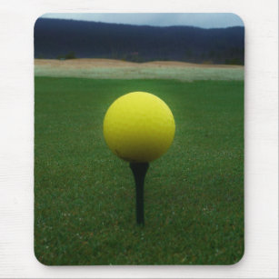 Alfombrilla De Ratón Bola de golf amarilla en un campo de golf de monta