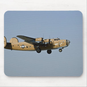 Alfombrilla De Ratón Bombardero de Lil B-24 del diamante, aterrizando