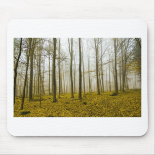 Alfombrilla De Ratón Bosque de fantasía con niebla y hojas amarillas