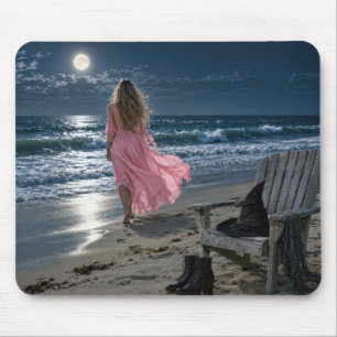 Alfombrilla De Ratón Bruja con vestido rosa en una playa a la luz de la
