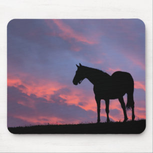 Alfombrilla De Ratón Caballo de raza pura silueteado al amanecer