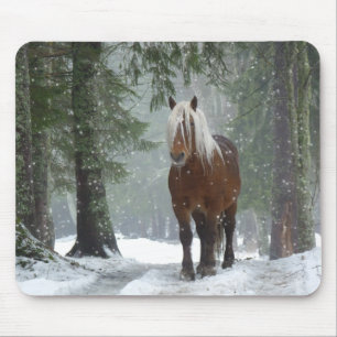 Alfombrilla De Ratón Caballo marrón en un bosque de invierno con nieve