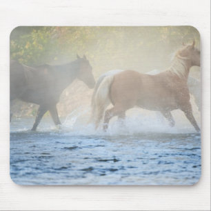 Alfombrilla De Ratón Caballos salvajes que corren a través del agua