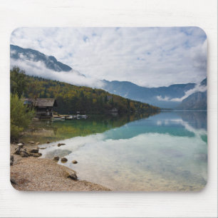 Alfombrilla De Ratón Cabina junto al lago Bohinj en Eslovenia