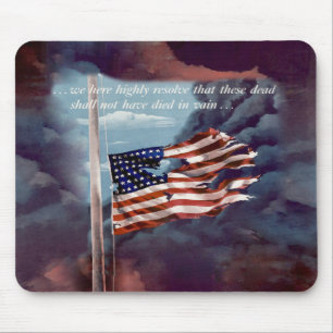 Alfombrilla De Ratón Caída, pero no olvidada, humo y bandera rota