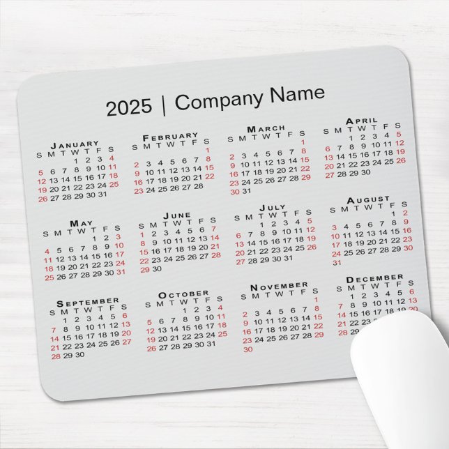 Alfombrilla De Ratón Calendario 2025 con nombre de empresa en gris clar (2025 Calendar with Company Name on Light Grey Mouse Pad in situ)