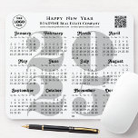 Alfombrilla De Ratón Calendario 2025 Logo comercial Código QR Negro mod<br><div class="desc">Logo de calendario de negocios 2025, código QR Negro moderno | Almohadilla gris Minimalista del ratón. Todos los textos están preorganizados para que puedas personalizarlos fácil y rápidamente con tus propios detalles. ¡Deséenles a todos unas Felices Fiestas y un Amazonas Año Nuevo! Para muchos otros diseños de tarjetas, por favor...</div>