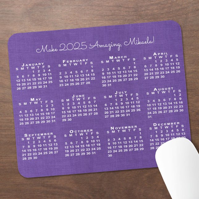 Alfombrilla De Ratón Calendario 2025 Nombre personalizado Foto de línea (2025 Calendar Custom Name Purple Linen Photo Mouse Pad in situ)
