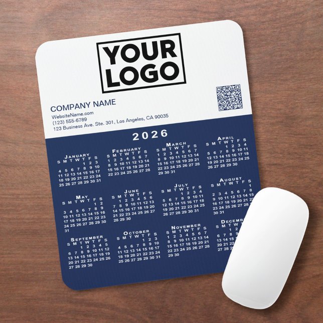 Alfombrilla De Ratón Calendario 2026 Logo de Negocio Código QR Azul Mar (2026 Calendar Business Logo QR Code Navy White Mouse Pad, in situ)