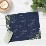 Alfombrilla De Ratón Calendario de Eucaliptos Azules de la Marina Moder<br><div class="desc">2025 Modern Elegant Navy Blue y Eucalyptus Greenery Calendar Pad con un sencillo y minimalista calendario anual a la vista. 🌟 Esto es sólo para 2025. Póngase en contacto con nosotros en cedarandstring@gmail.com si necesita ayuda con el diseño o productos de coincidencia.</div>