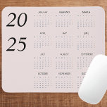 Alfombrilla De Ratón Calendario elegante del personalizado Pastel Pink<br><div class="desc">Actualice su área de trabajo con este teclado de ratón de calendario rosa pastel 2025 de este personalizado. Diseñado para el estilo y la practicidad, esta elegante almohadilla del ratón cuenta con un calendario de año completo para una rápida referencia de fechas, ambientado con un suave fondo rosa pastel que...</div>