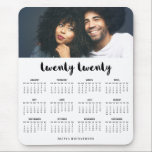 Alfombrilla De Ratón Calendario fotográfico simple de tipografía de mod<br><div class="desc">Este moderno y elegante teclado de ratón del calendario 2020 presenta una tipografía de escritura de moda que dice "veinte",  personalizada con su propio nombre y foto.</div>